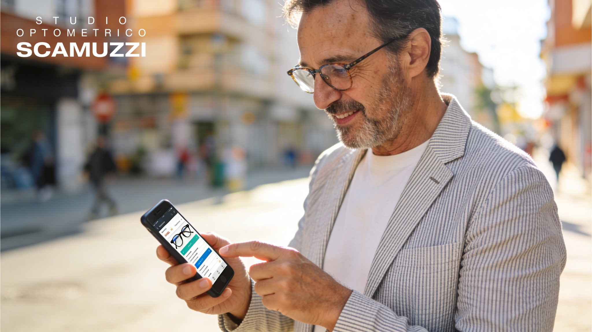 Persona che indossa lenti a contatto multifocali per correggere la presbiopia